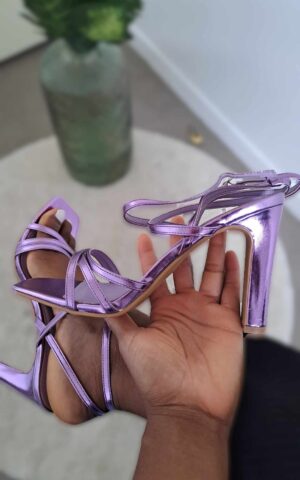 sandales à talons hauts fines brides fermeture cheville boucles couleur lila métallique