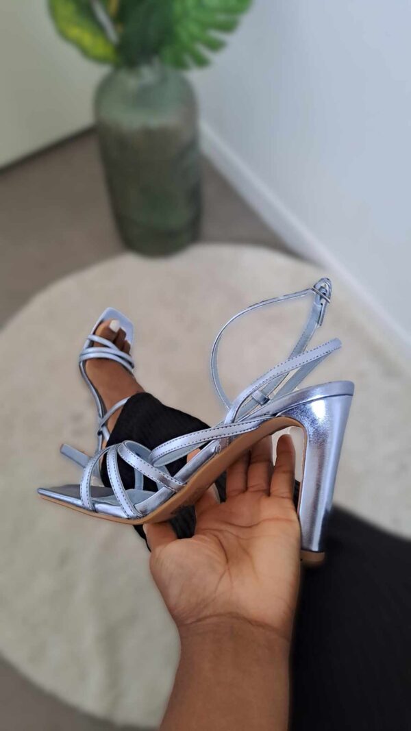 sandales à talons hauts fines brides fermeture cheville boucles couleur bleu métallique