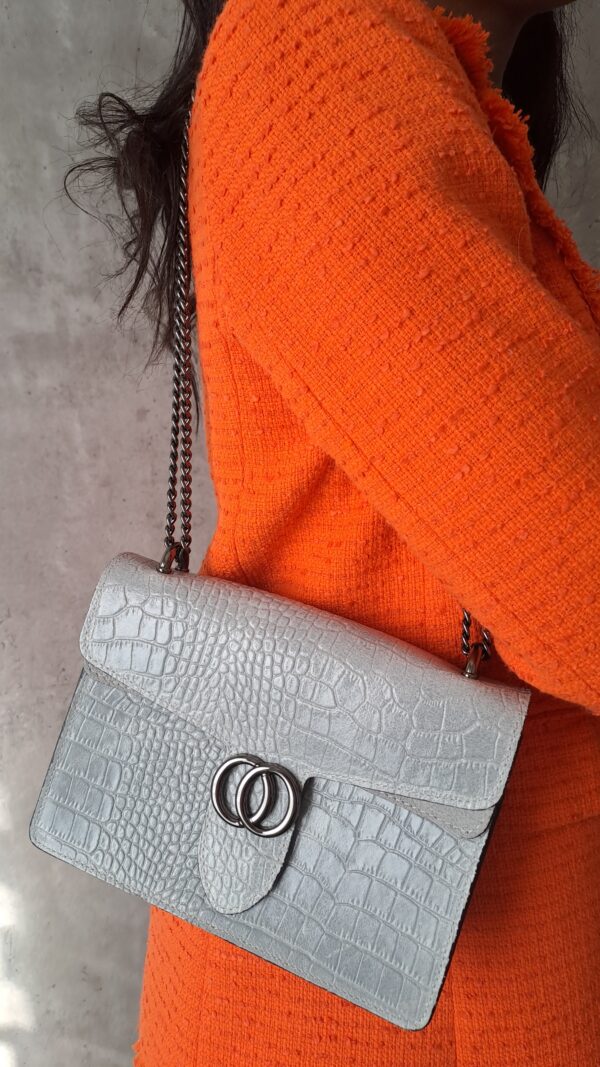 Sac bandoulière carré "croco" gris – Image 3