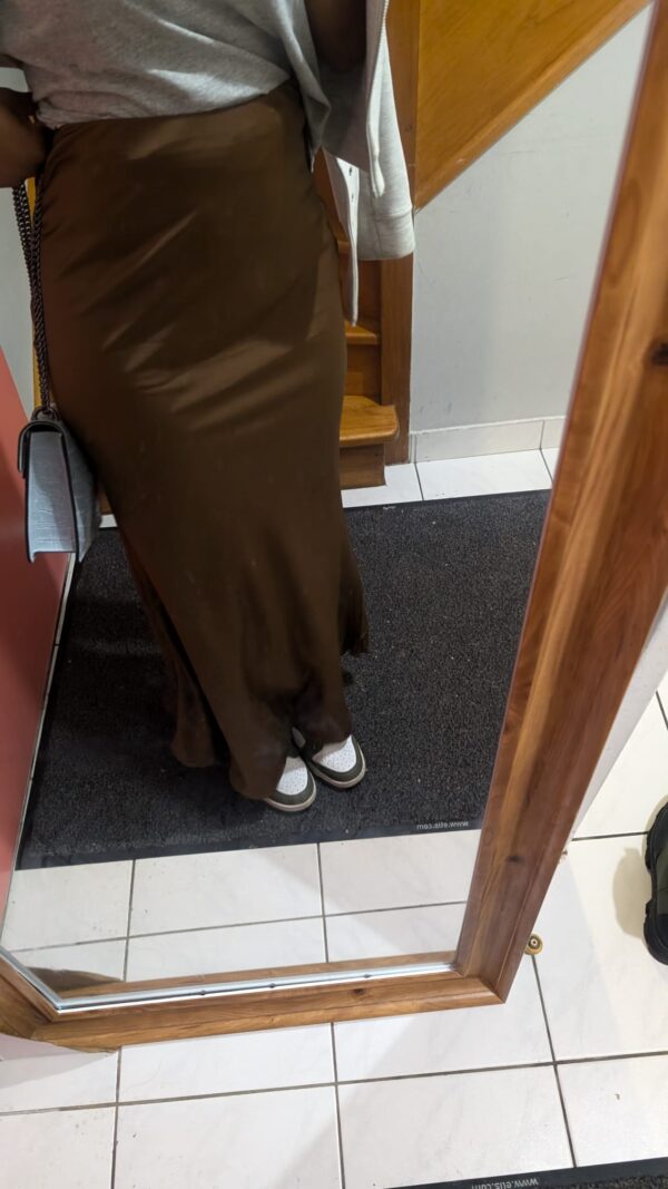 jupe longue satinée couleur marron chocolat