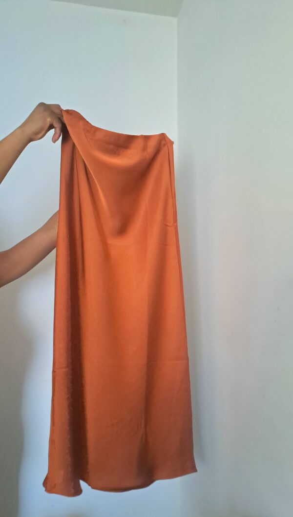 jupe mi-longue caramel effet satinée couleur bronze boutique rose carmel