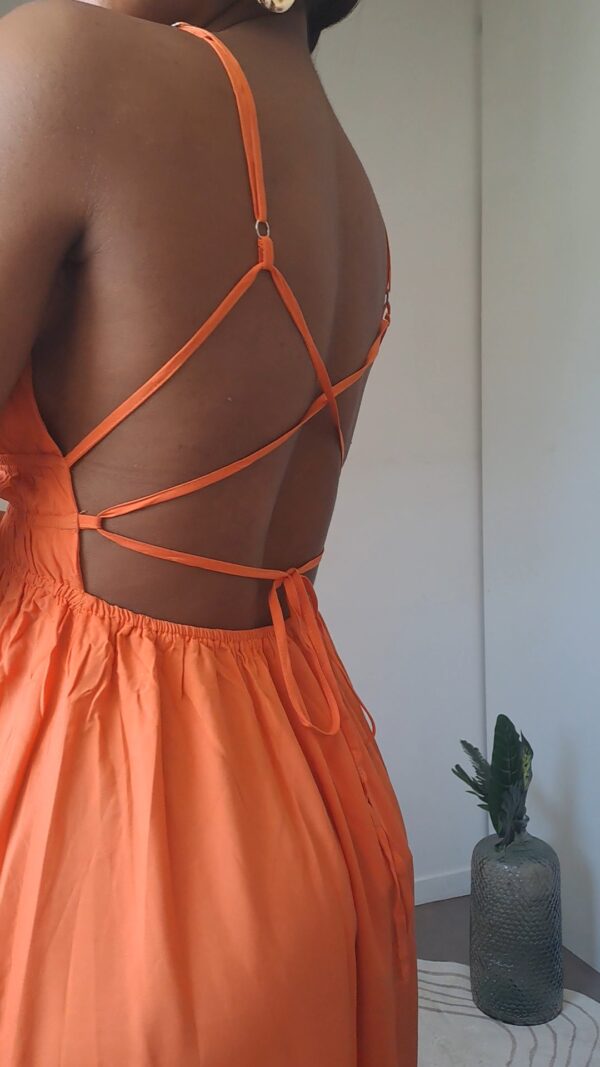 la robe longue dos nu fines bretelles dans le haut du dos couleur orange boutique en ligne rose carmel