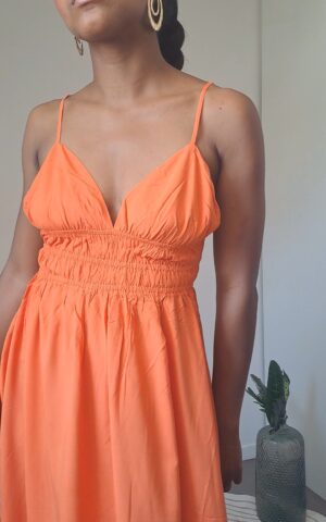 la robe longue dos nu fines bretelles dans le haut du dos couleur orange boutique en ligne rose carmel