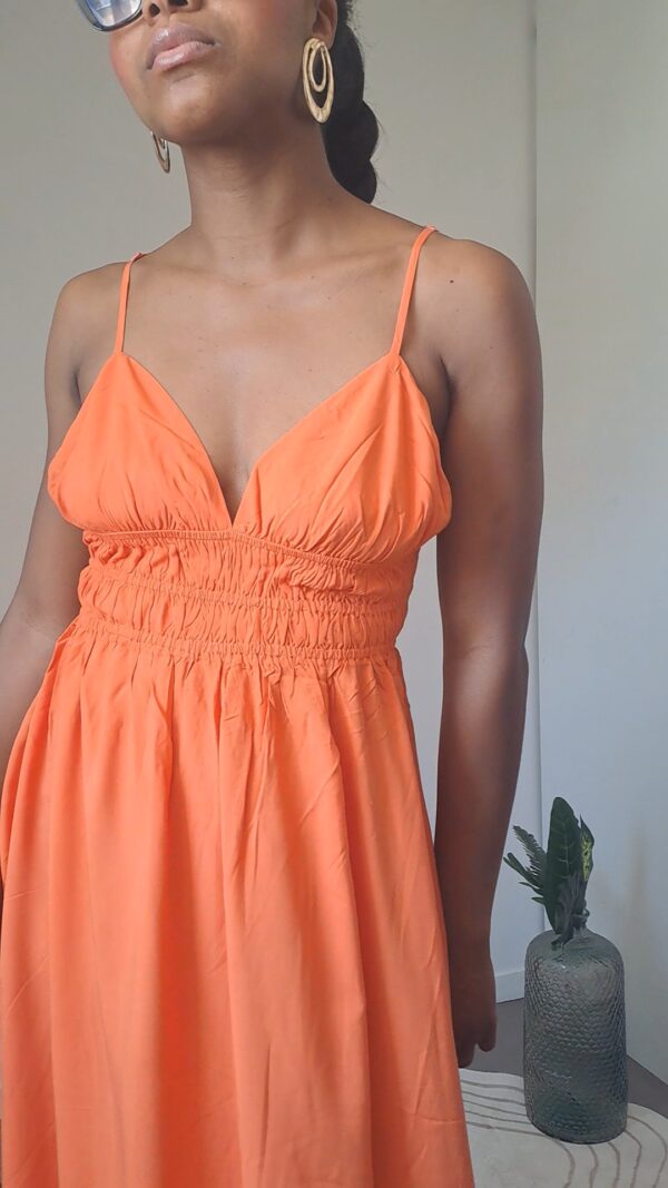 la robe longue dos nu fines bretelles dans le haut du dos couleur orange boutique en ligne rose carmel