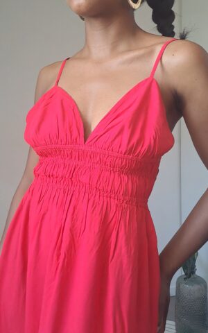 la robe longue dos nu fines bretelles dans le haut du dos couleur rouge boutique en ligne rose carmel
