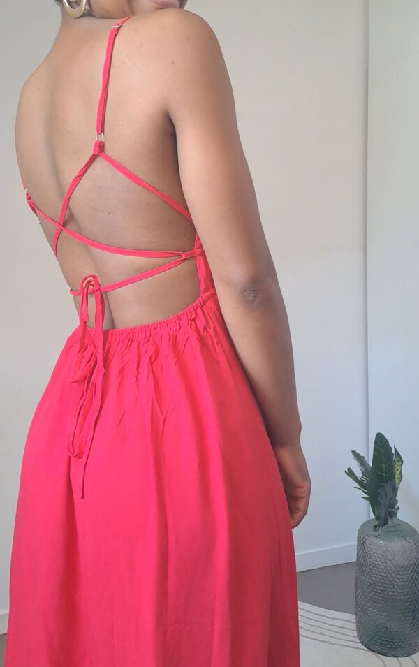 la robe longue dos nu fines bretelles dans le haut du dos couleur rouge boutique en ligne rose carmel