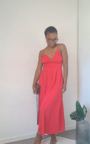 la robe longue dos nu fines bretelles dans le haut du dos couleur rouge boutique en ligne rose carmel