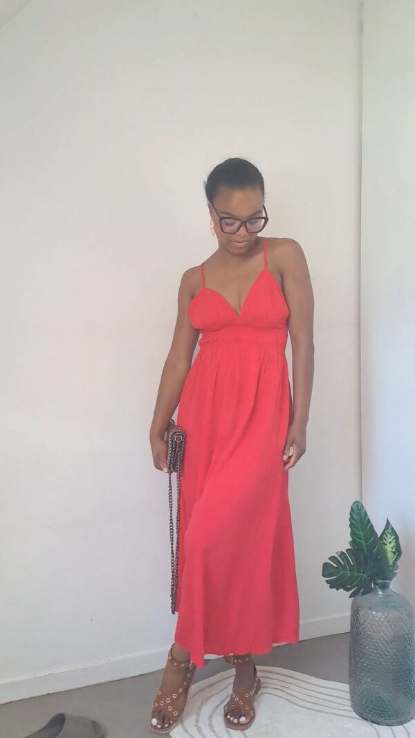 la robe longue dos nu fines bretelles dans le haut du dos couleur rouge boutique en ligne rose carmel