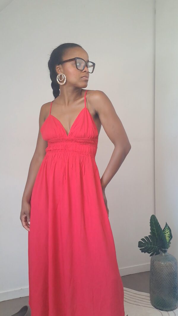 la robe longue dos nu fines bretelles dans le haut du dos couleur rouge boutique en ligne rose carmel