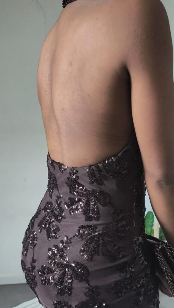 Robe de fête courte de couleur marron à paillettes, dos nu