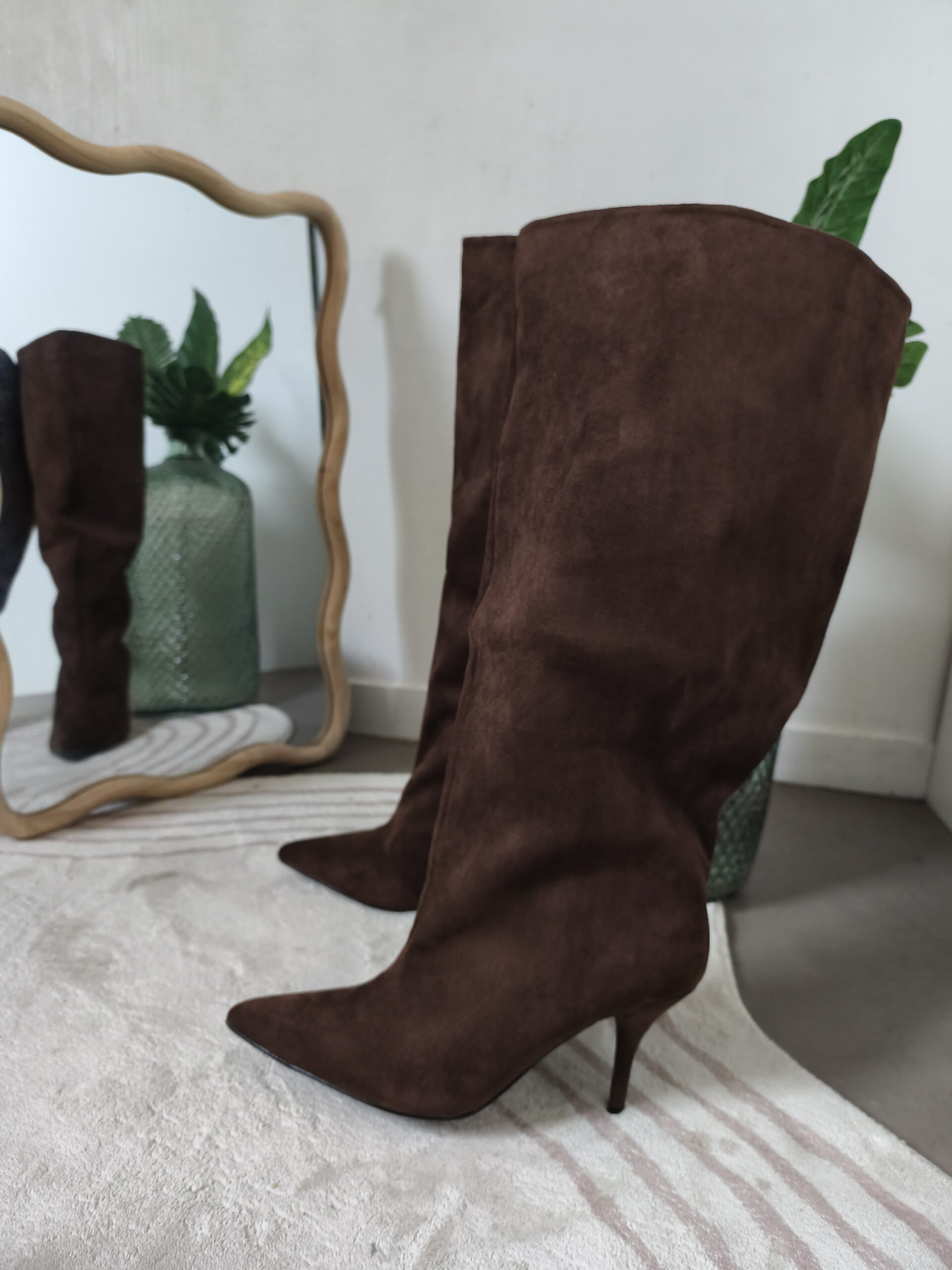 bottes à talons couleur marron suedine petits talons