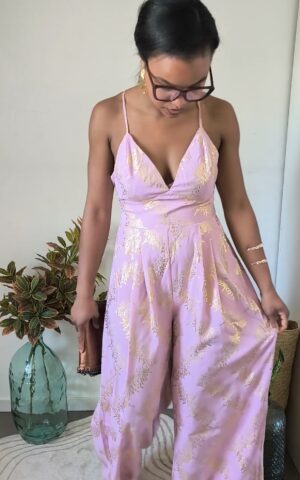 combinaison pantalon fluide femme rose motifs dorés lacets dans le dos