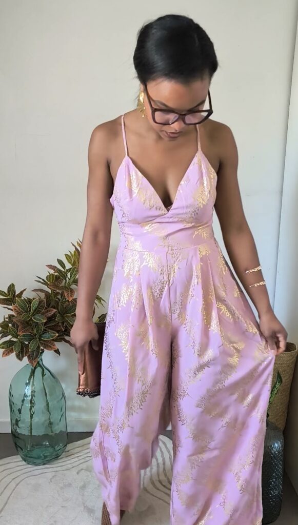 combinaison pantalon fluide femme rose motifs dorés lacets dans le dos