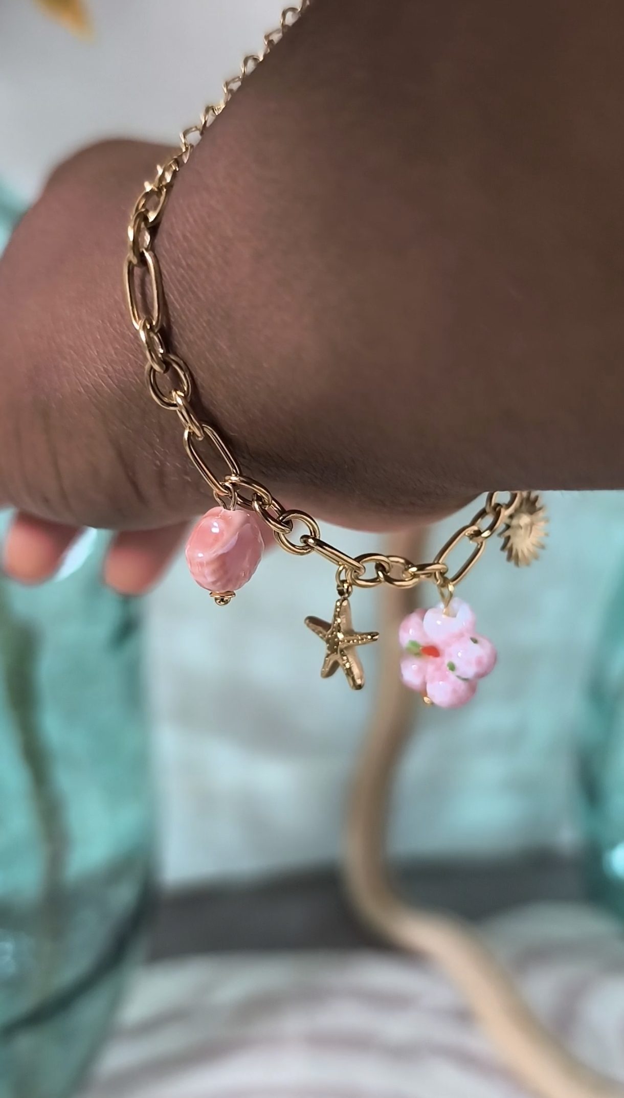 Bracelet doré avec Charms - Féminin et solaire – Image 3