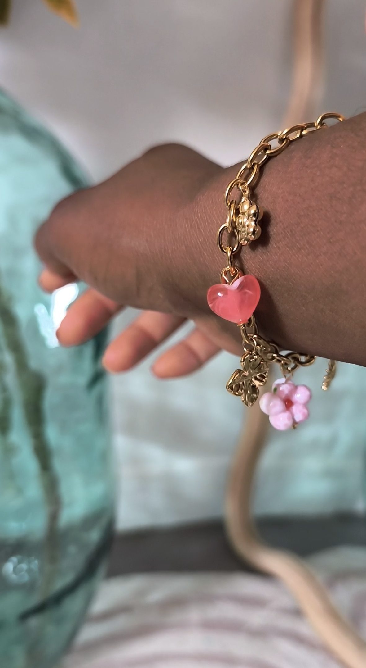Bracelet doré avec Charms - Féminin et solaire – Image 2