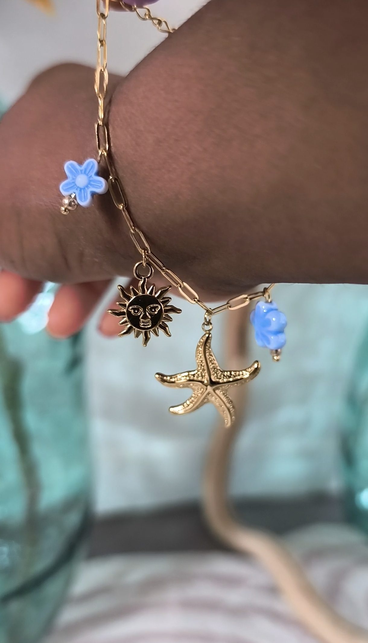Bracelet avec Charms doré - Féminin et solaire – Image 2