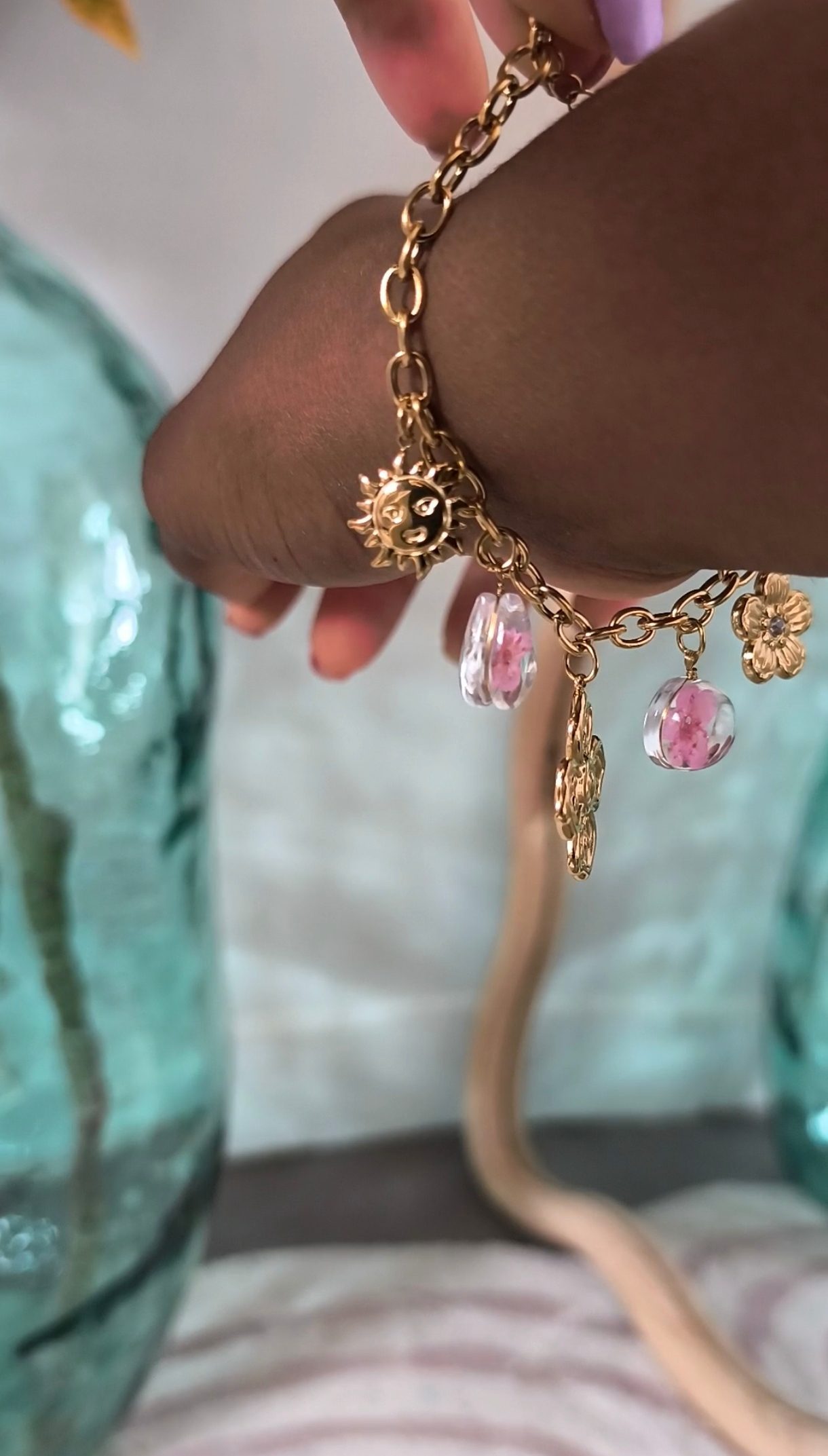 Bracelet doré avec Charms - Féminin et solaire – Image 3