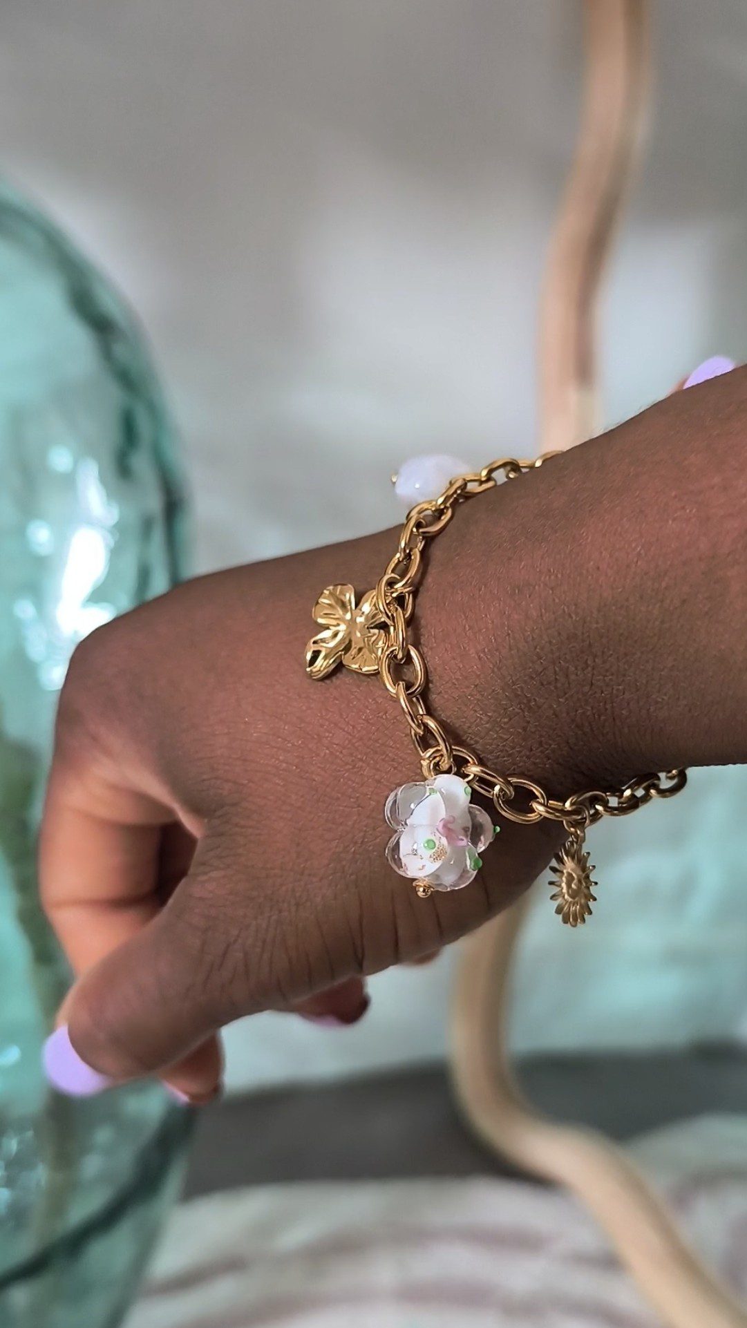 Bracelet doré avec Charms - Féminin et solaire – Image 3