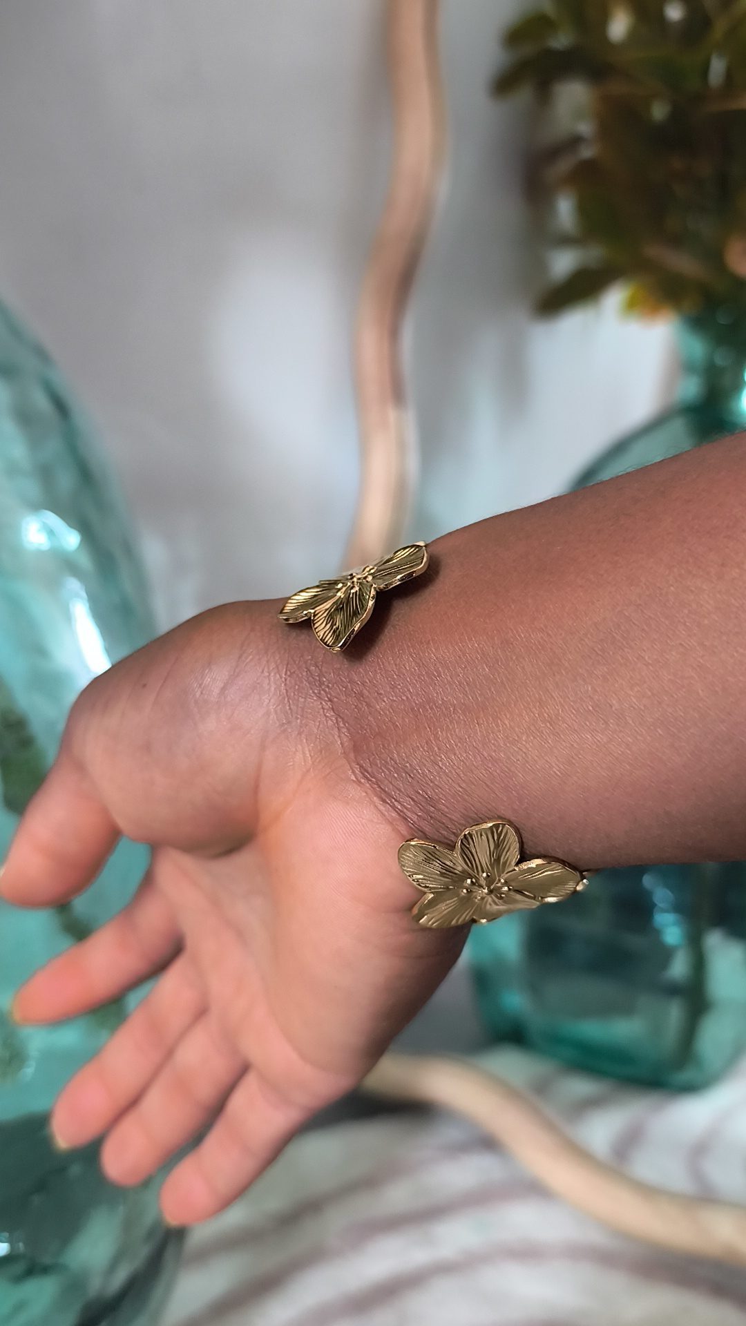 Bracelet manchette doré fleurs - Féminin et solaire – Image 2