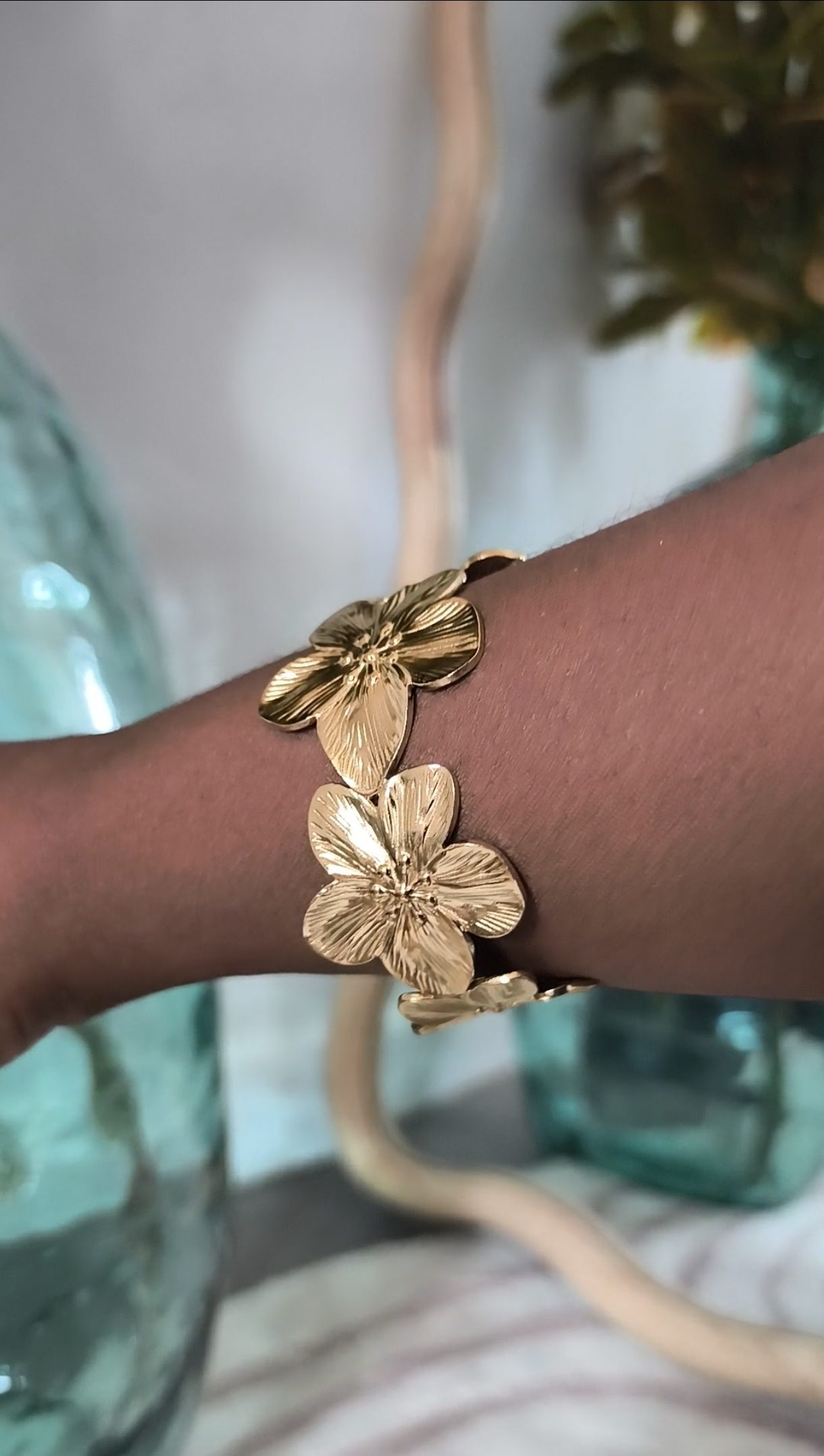 Bracelet manchette doré fleurs - Féminin et solaire
