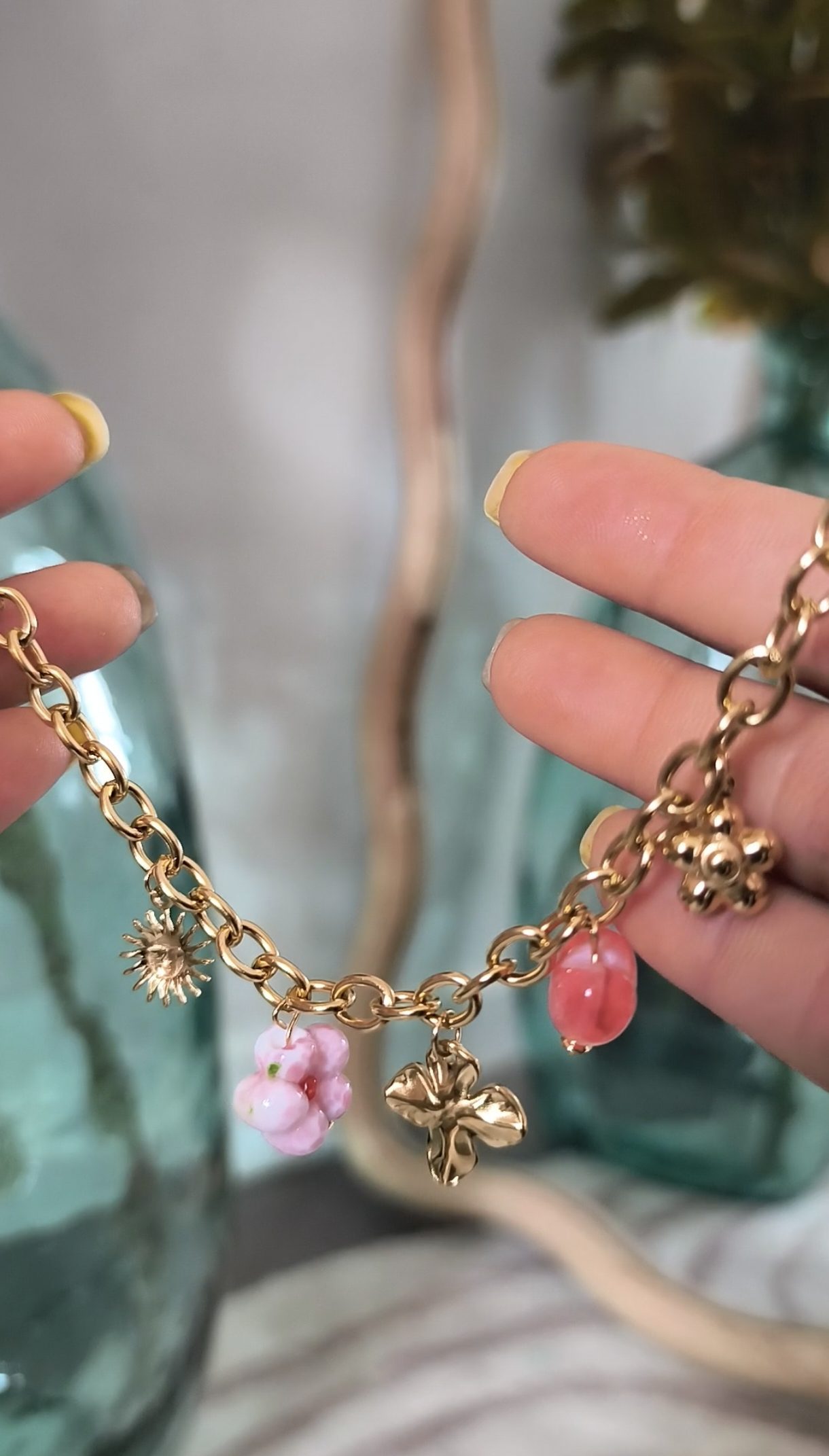 Bracelet doré avec Charms - Féminin et solaire – Image 3