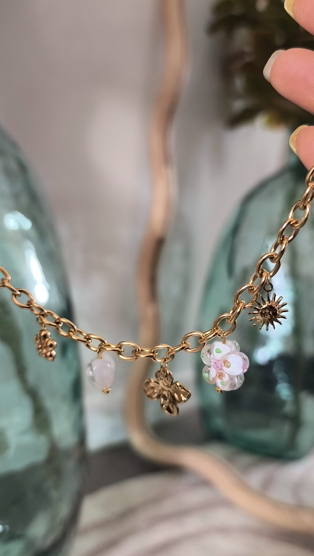 Bracelet doré avec Charms - Féminin et solaire – Image 2