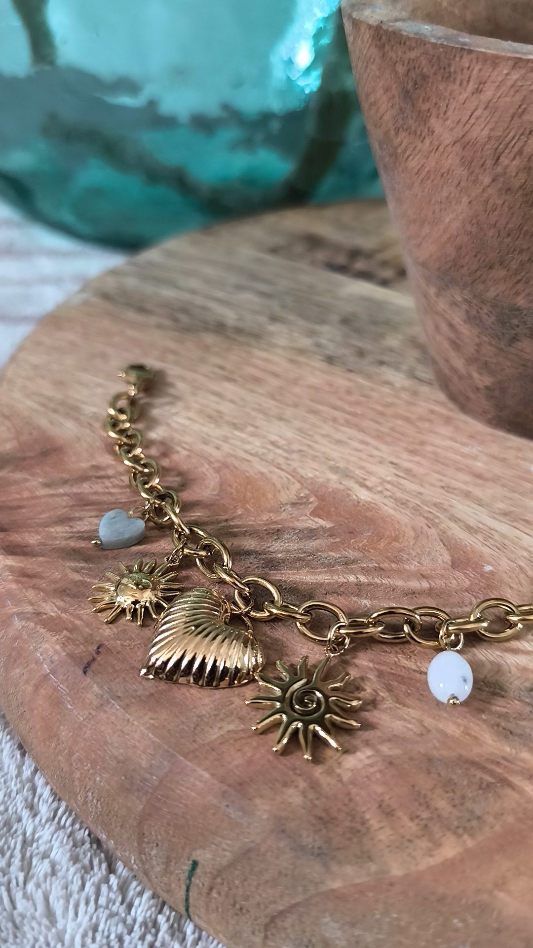 Bracelet doré avec Charms - Féminin et solaire