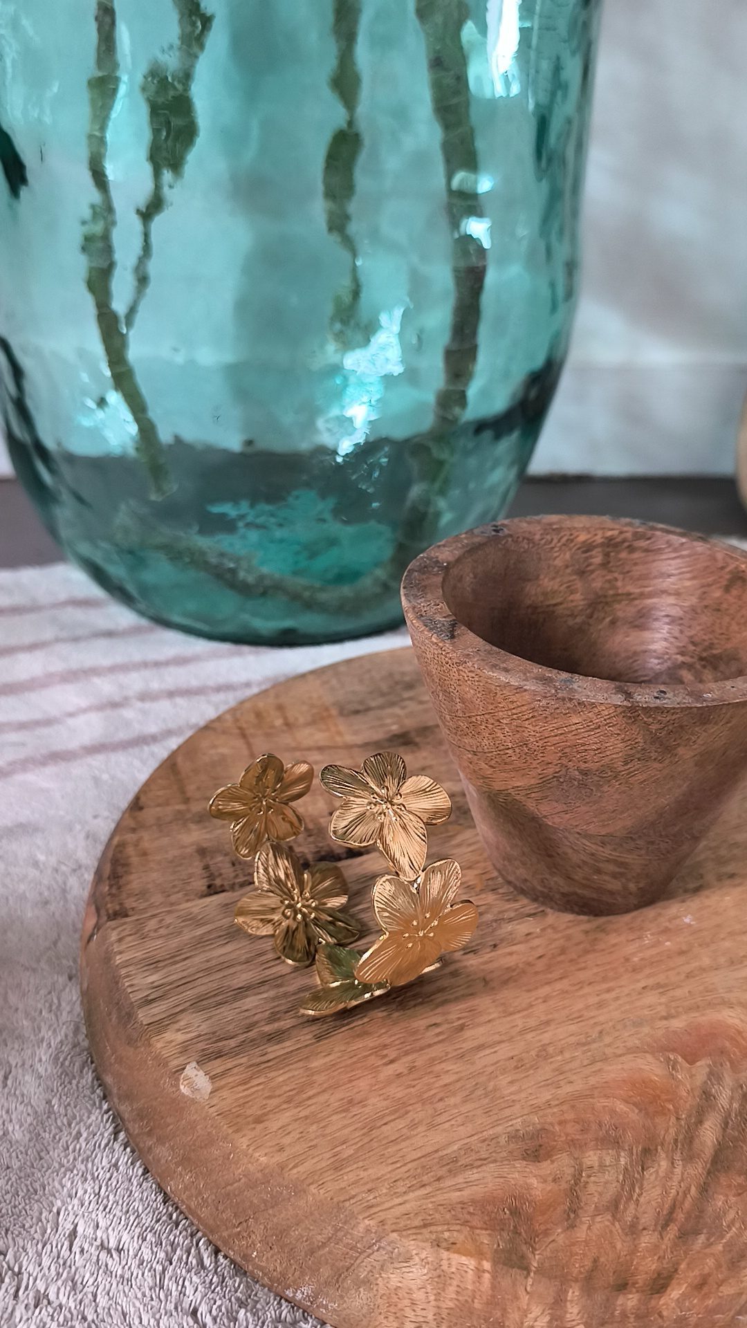 Bracelet manchette doré fleurs - Féminin et solaire – Image 4
