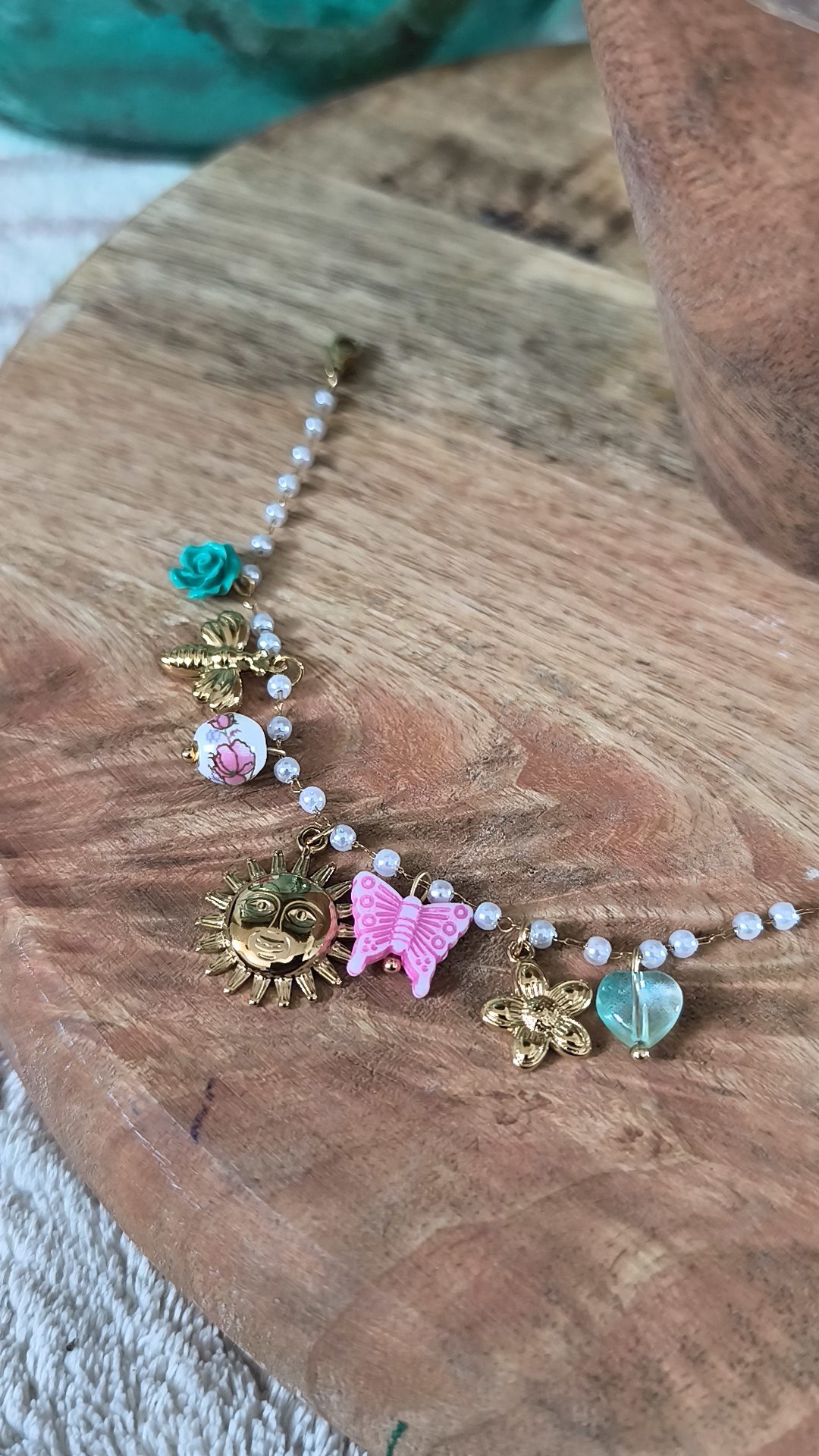 Bracelet doré avec charms - Féminin et solaire