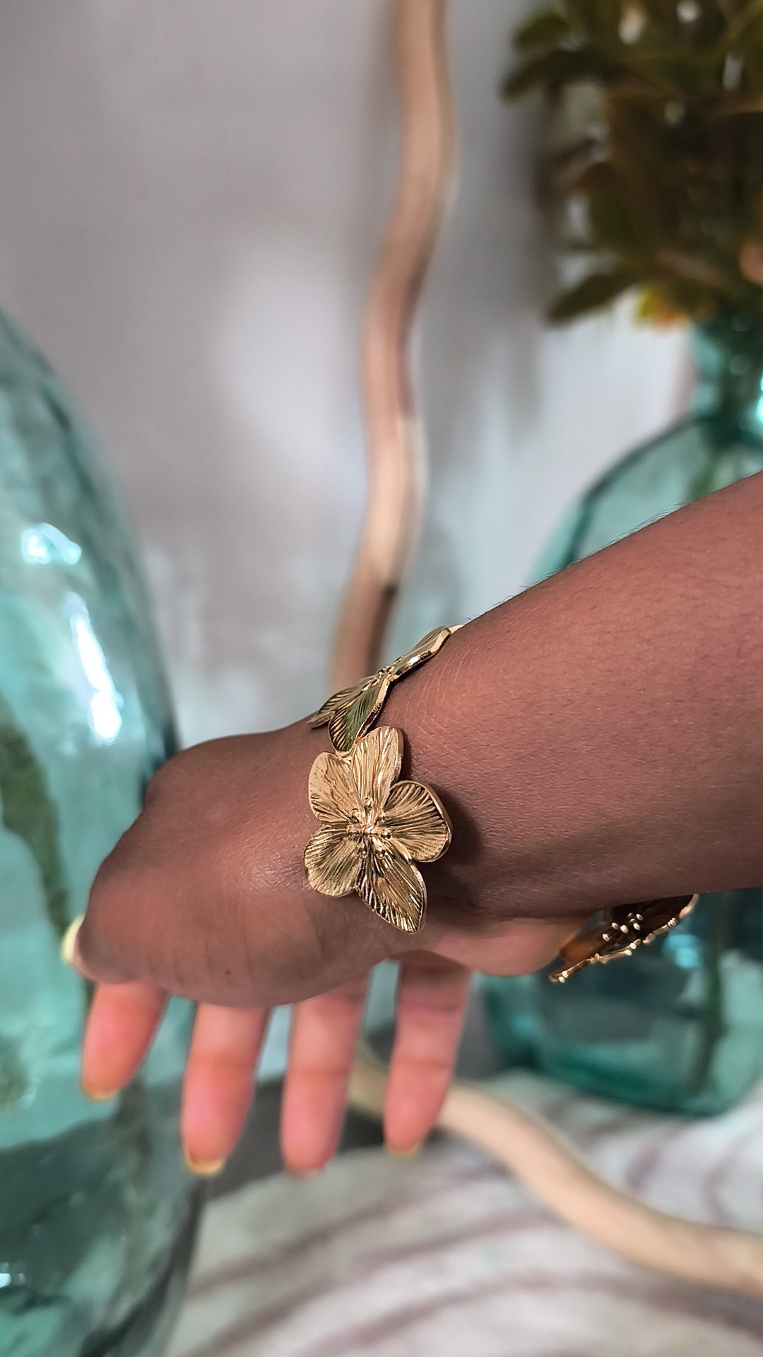Bracelet manchette doré fleurs - Féminin et solaire – Image 3