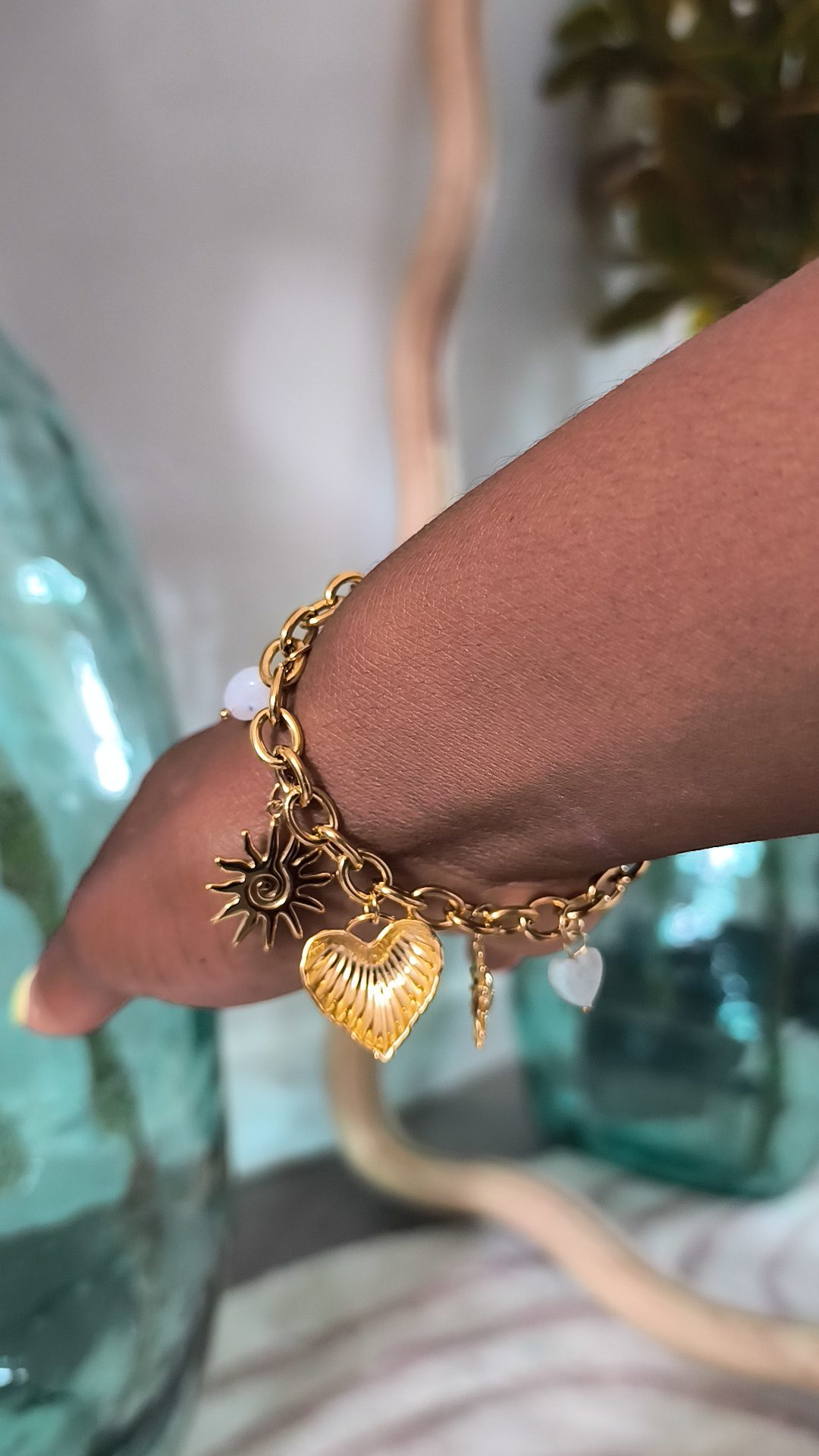 Bracelet doré avec Charms - Féminin et solaire – Image 2