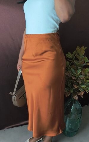 Jupe midi satinée caramel - lumineuse et confortable