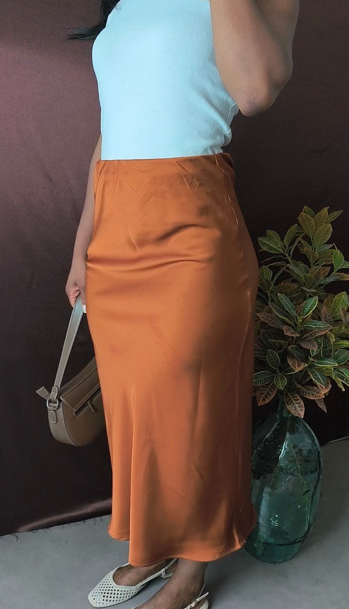 Jupe midi satinée caramel - lumineuse et confortable