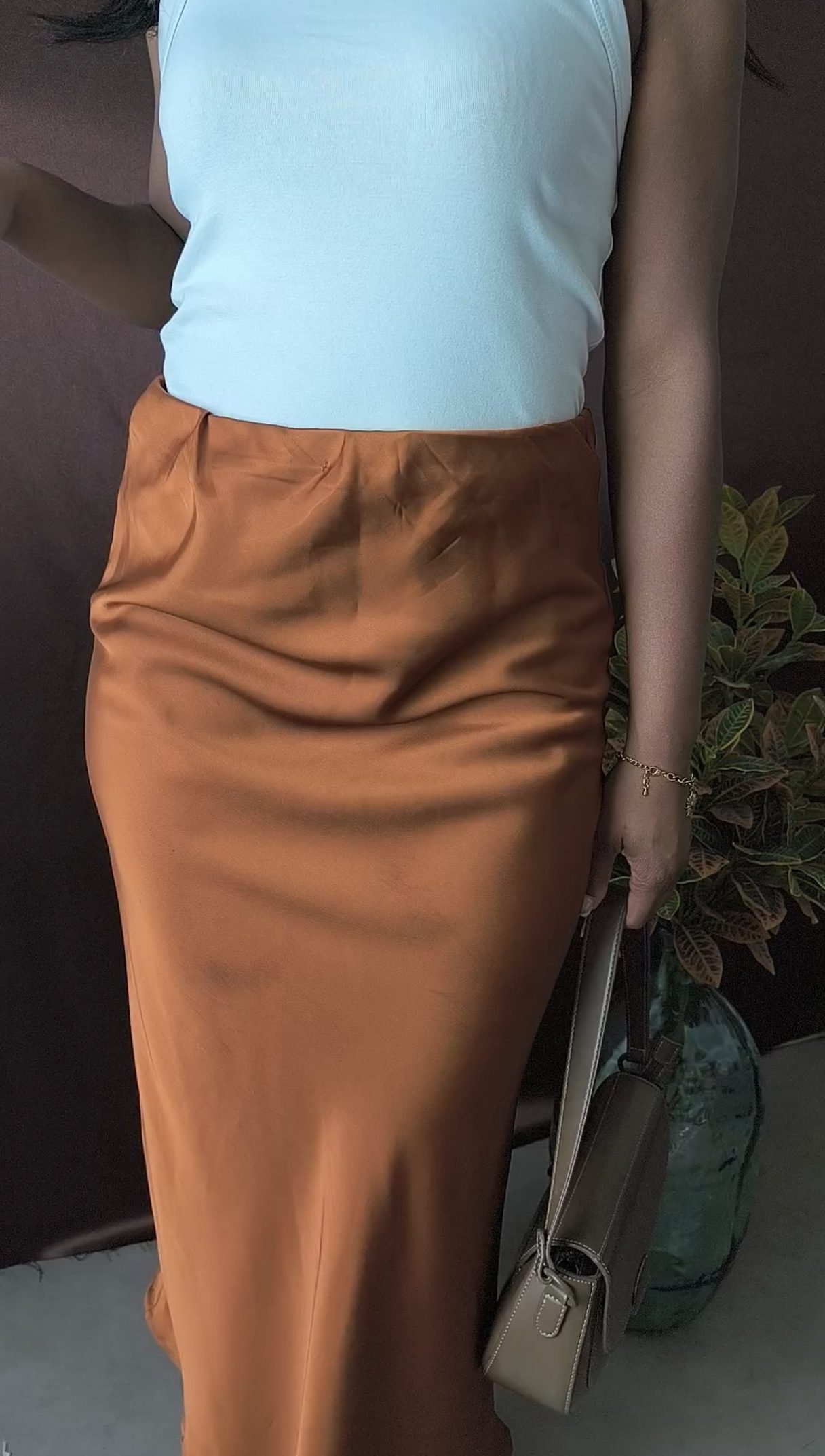 Jupe midi satinée caramel - lumineuse et confortable – Image 2