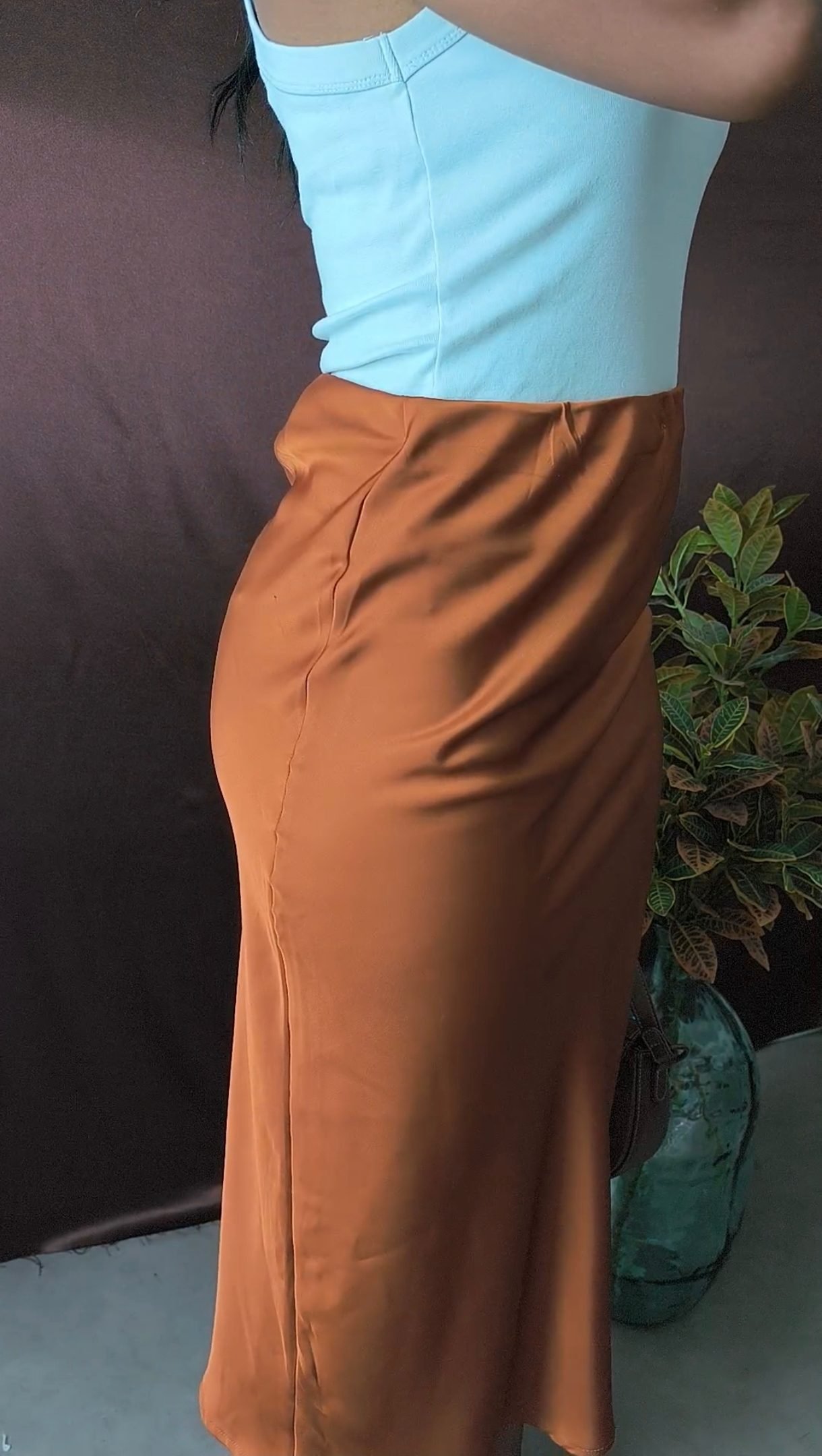 Jupe midi satinée caramel - lumineuse et confortable – Image 3
