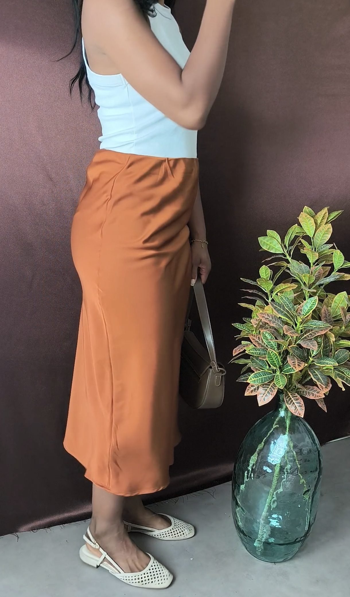 Jupe midi satinée caramel - lumineuse et confortable – Image 4