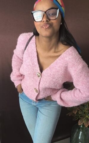 Cardigan rose à boutons dorés - doux et réconfortant